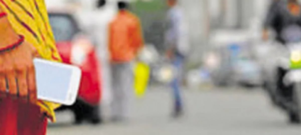 Mobile snatched from  man at Per-Seraulim