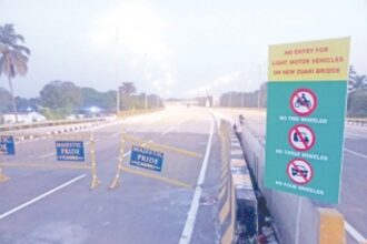Mockery of traffic rules on the Zuari Bridge