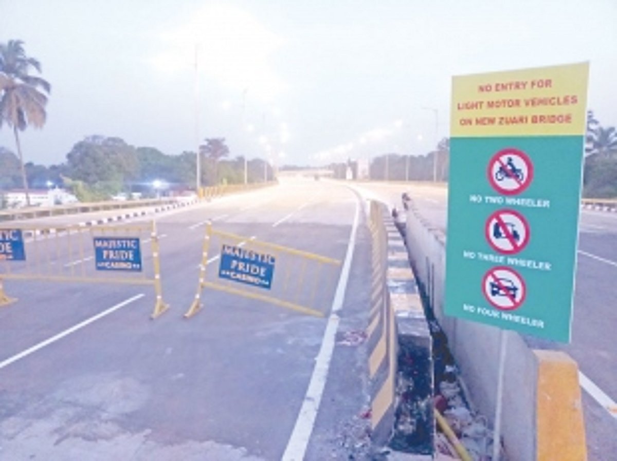 Mockery of traffic rules on the Zuari Bridge