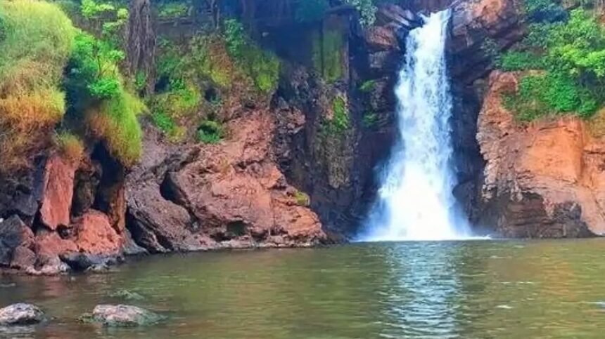Monsoon danger at Harvalem waterfall? Locals demand better safety protocols 1 Monsoon danger at Harvalem waterfall? Locals demand better safety protocols