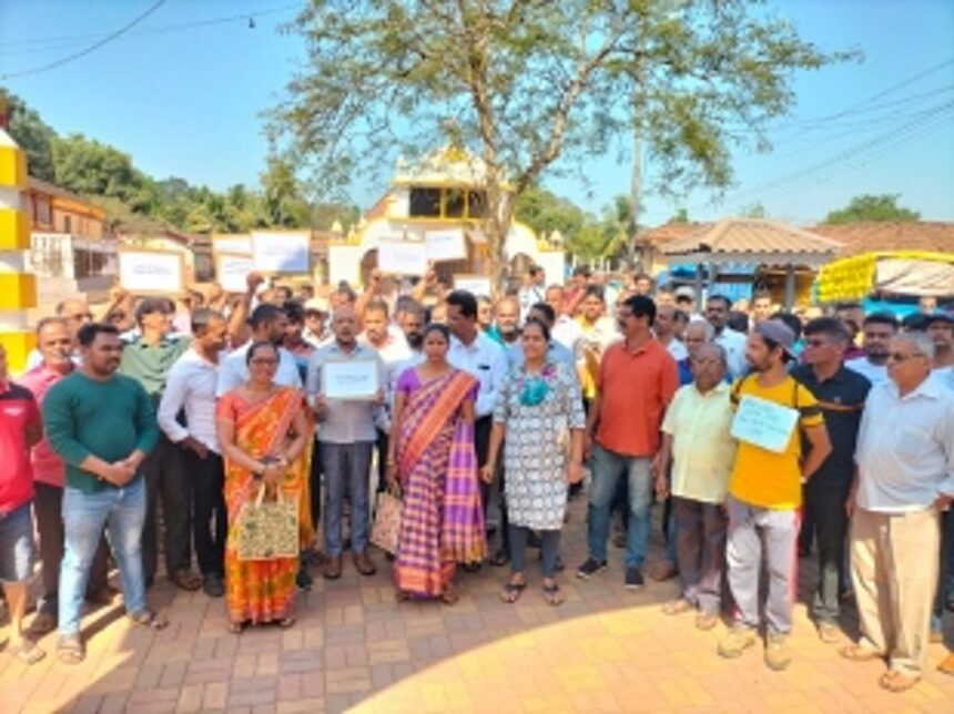 Mopa Taxi Issue: Pernem taximen begin their strike 1 Mopa Taxi Issue: Pernem taximen begin their strike