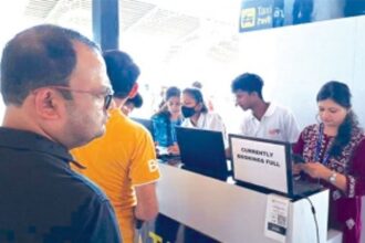 Mopa’s first arrivals sang and then moaned, as  app-solute chaos prevailed