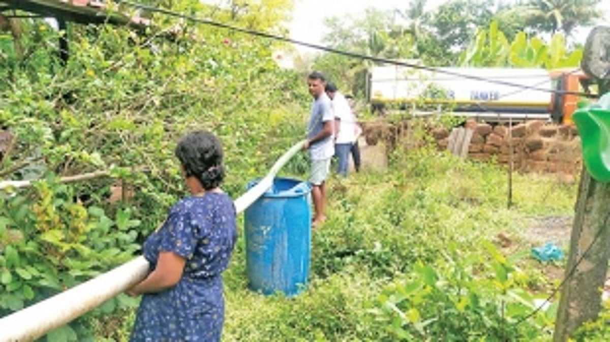 Morjim locals form human chain  to fill water from tankers