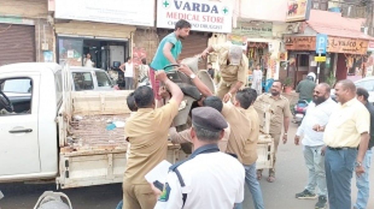 Mormugao civic body cracks whip on abandoned vehicles in port town