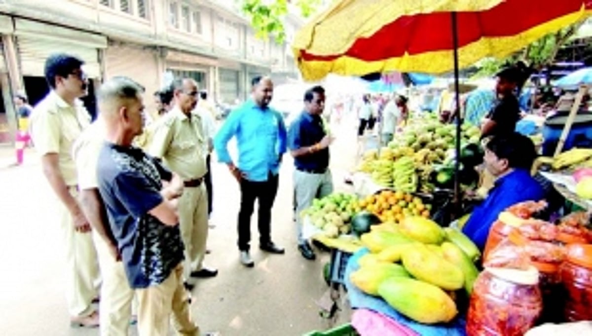 Mormugao civic body warns vendors encroaching on roads