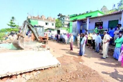 Mormugao municipality razes four illegal sheds at Mangor