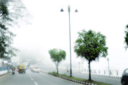 Motorists had a tough time in commuting in foggy conditions along the new Patto Bridge in the Capital City early Monday morning.