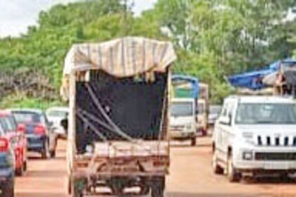 Motorists inconvenienced due to haphazard parking at Junaswada-Mandrem