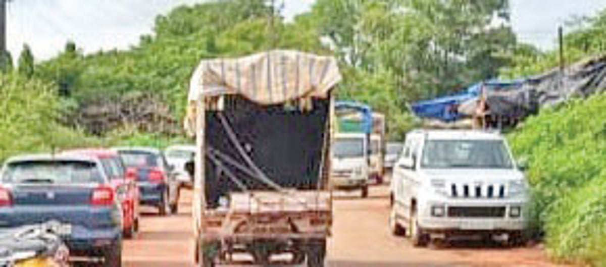 Motorists inconvenienced due to haphazard parking at Junaswada-Mandrem