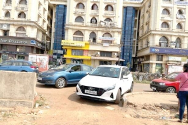 Motorists irked by narrow, badly-designed  entrance to Margao’s SGPDA parking lot