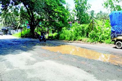 Motorists, pedestrians suffer as PWD
fails to fix Margao-Quepem road