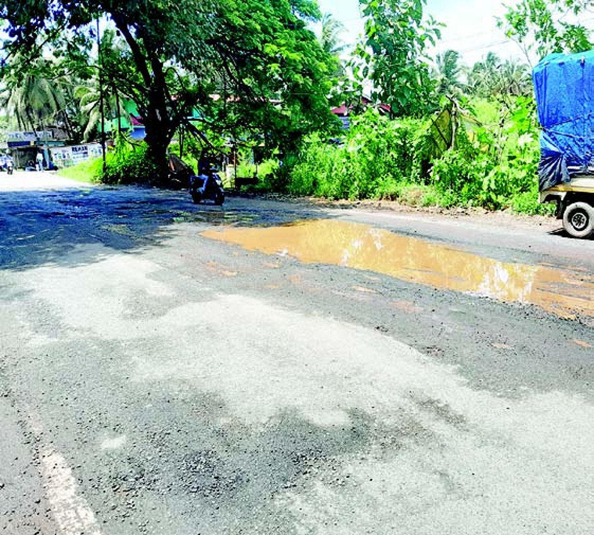 Motorists, pedestrians suffer as PWD
fails to fix Margao-Quepem road