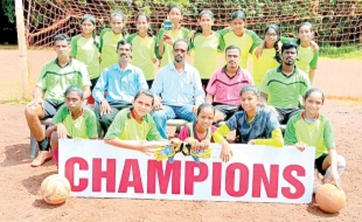 Mount Carmel emerge champs