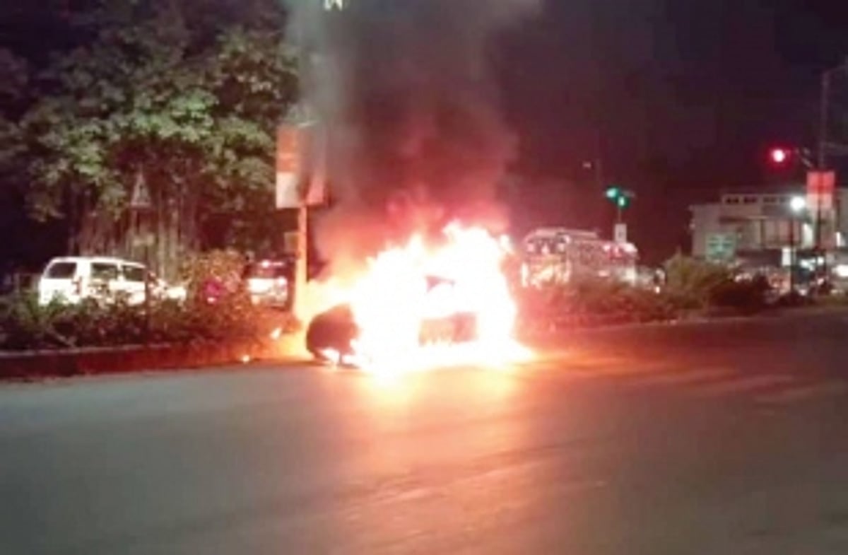 Moving car catches fire at Colva, narrow escape for four