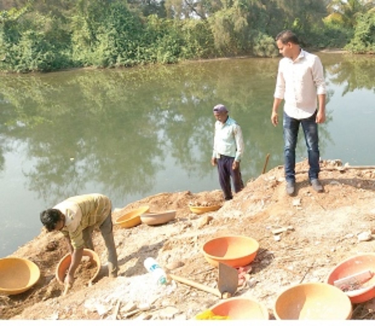 Mud dumped in Junas river removed