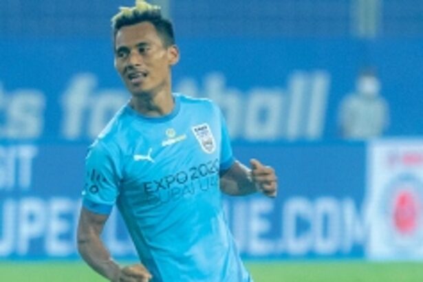 Mumbai City graze past SC East Bengal to make top-four return