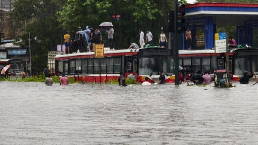 Mumbai Under Red Alert as Torrential Rains Batter City; Monorail Rescue, Train Cancellations and Flight Diversions Reported 1 Mumbai Under Red Alert as Torrential Rains Batter City; Monorail Rescue, Train Cancellations and Flight Diversions Reported