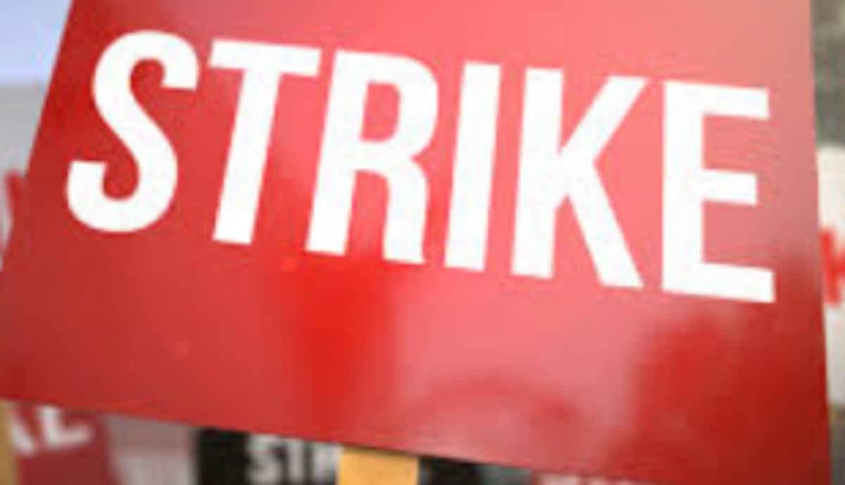 Municipal employees   threaten to go   on strike