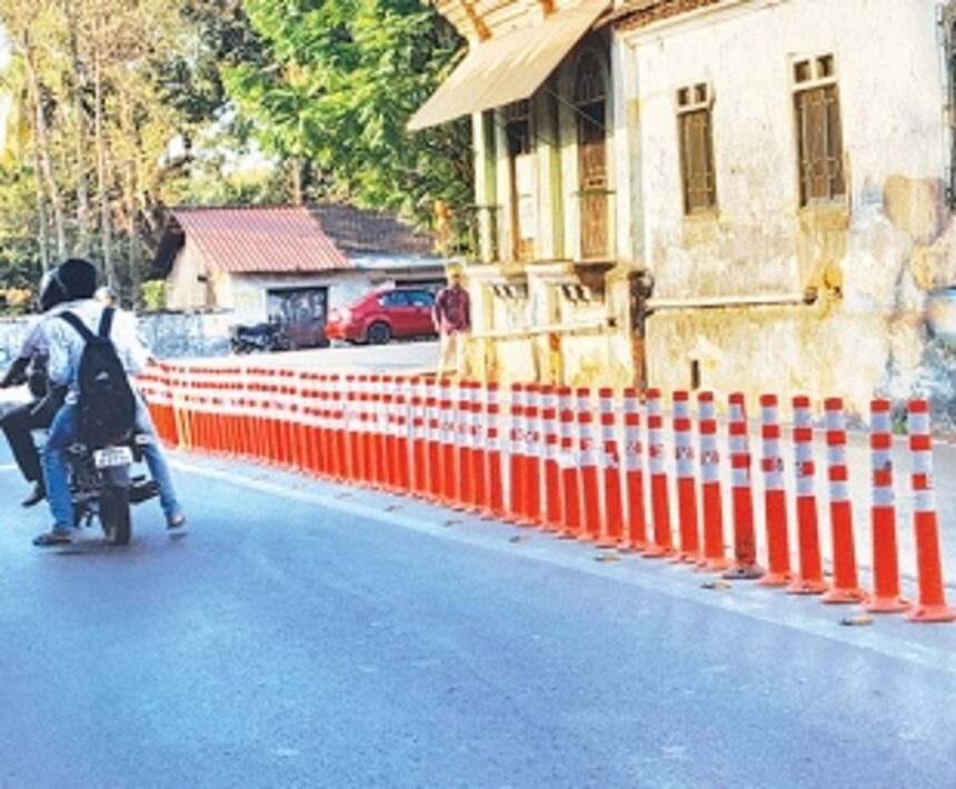 Municipality staff damage nearly 100 traffic barriers during removal, sending Rs one lakh down the drain 1 Municipality staff damage nearly 100 traffic barriers during removal, sending Rs one lakh down the drain