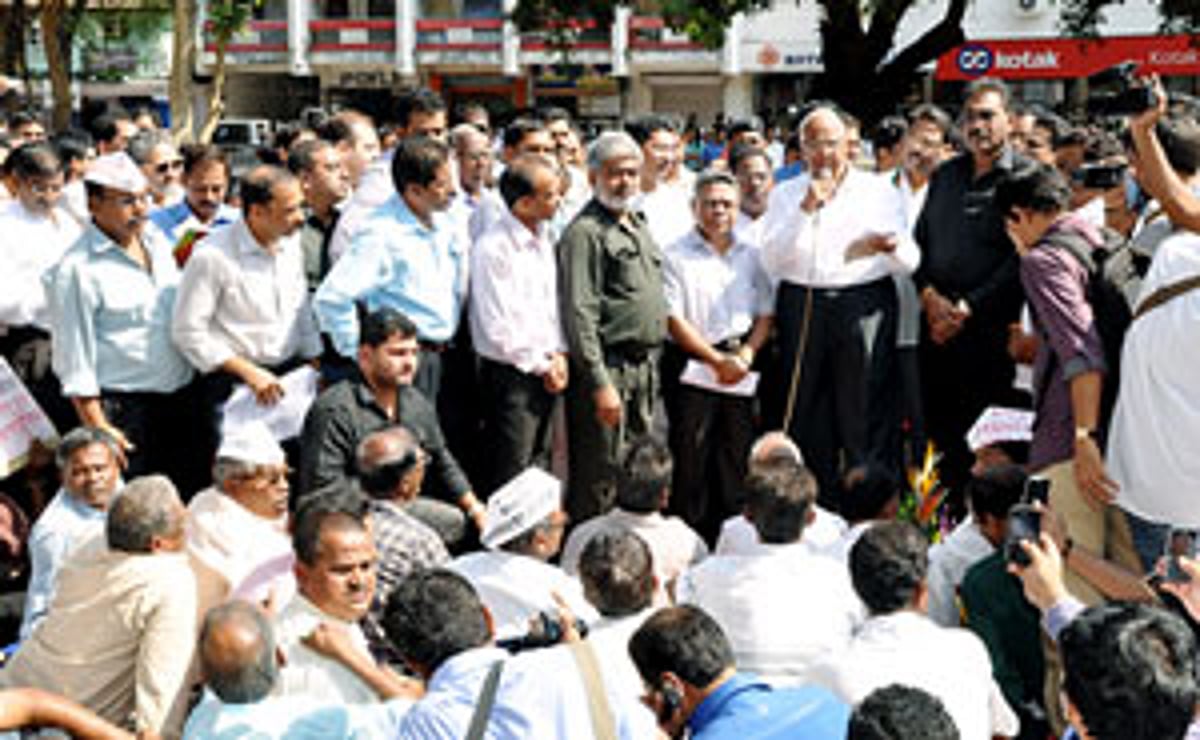 NCP supremo and Union Agriculture Minister Sharad Pawar addressing pro-mining agitators