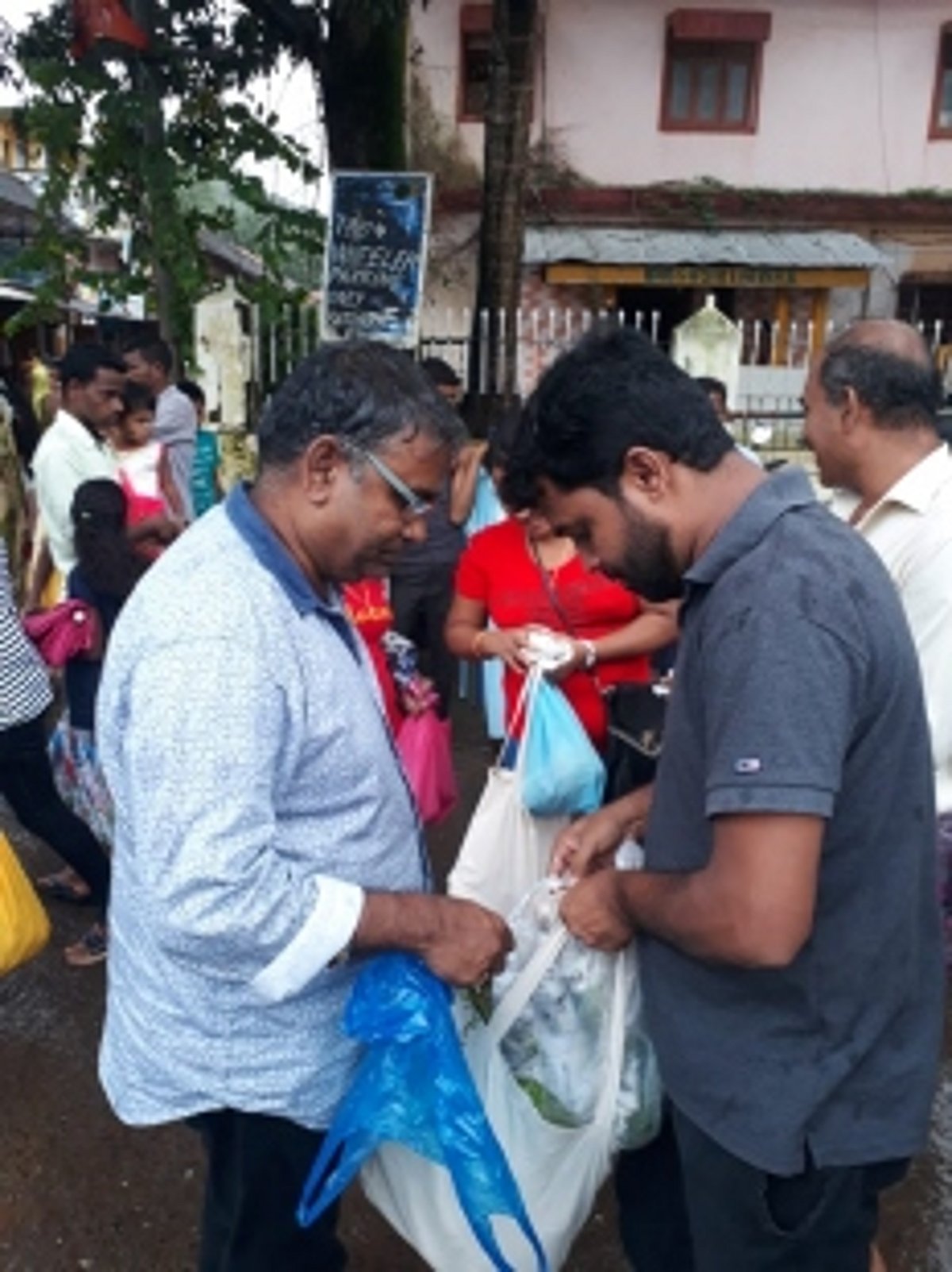 NGO "Goenkar' winds up free distribution of cotton bags after handing out over thousand bags
