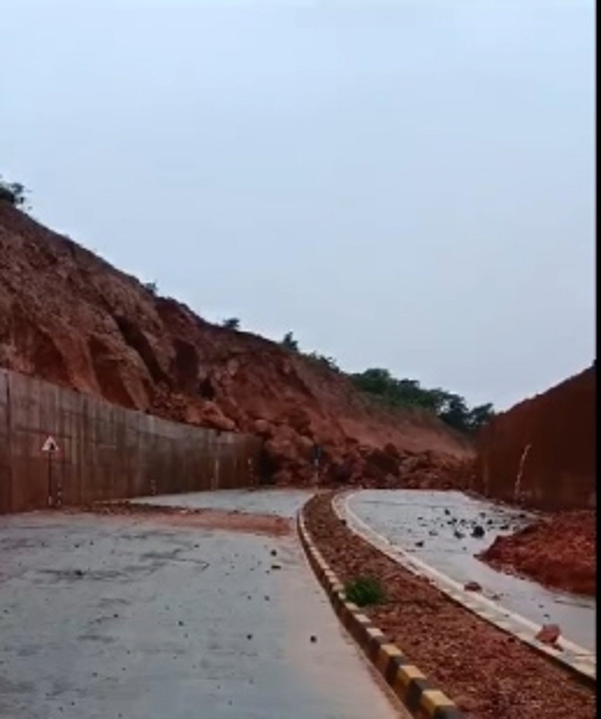 NH 66 landslide at Naibag Poraskade has not been cleared, even after over one month