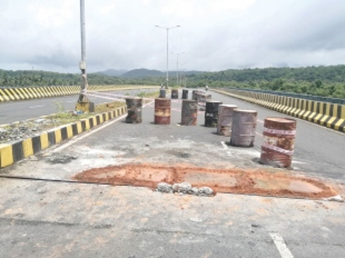 NH at Canacona has become talk of the  town due to poor quality of construction