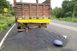 NH66 witnesses iron ore spillage as  truck’s tailgate opens accidentally