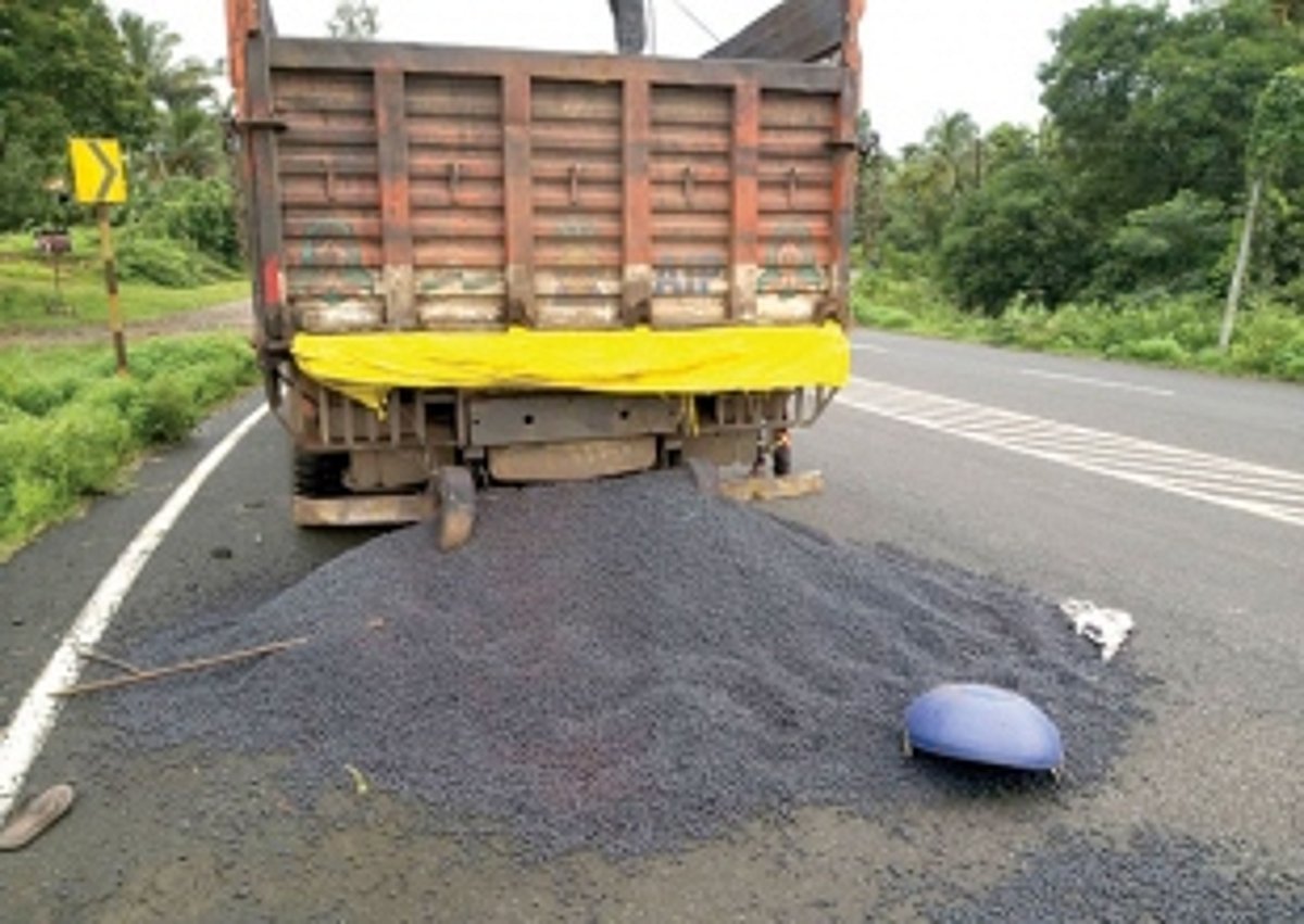NH66 witnesses iron ore spillage as  truck’s tailgate opens accidentally