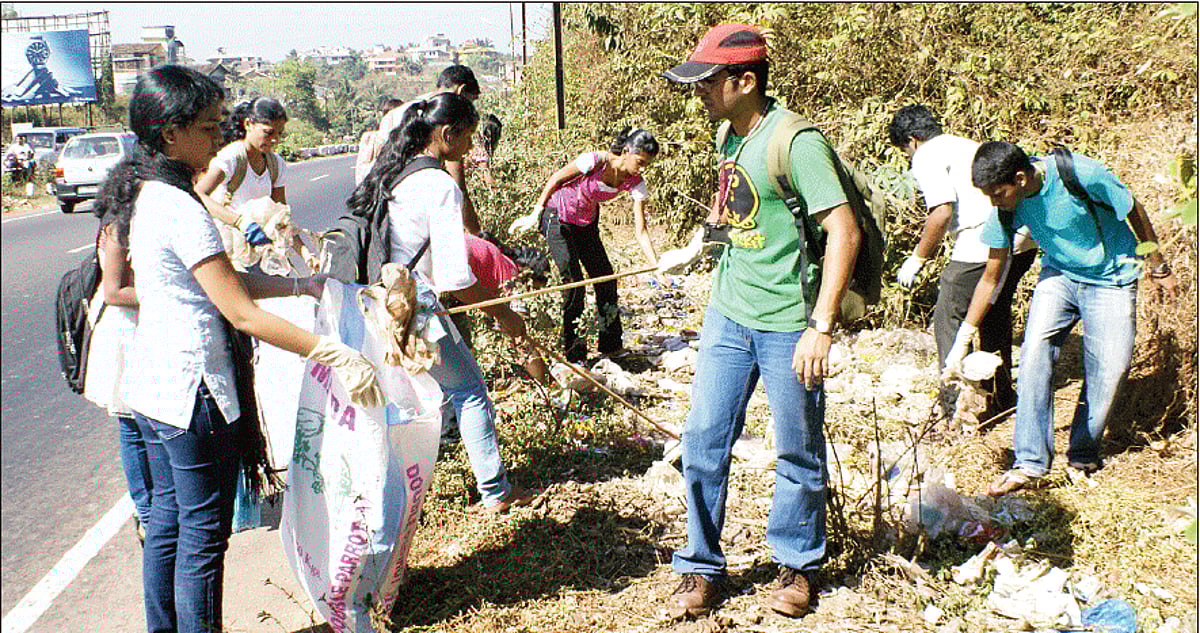 NSS volunteers of city colleges collecting garbage along the Bambolim highway as a part of the Chaka Chak campaign launched in the State today . Photo by Sachin