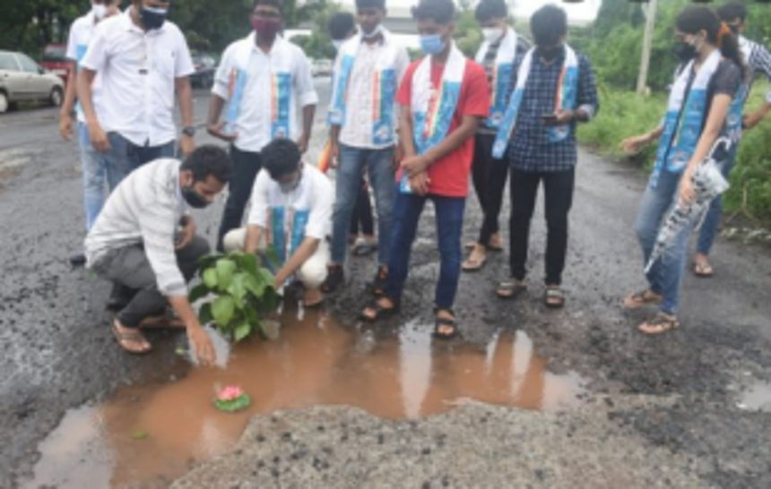 NSUI gives 15 days ultimatum to govt to repair potholes 1 NSUI gives 15 days ultimatum to govt to repair potholes