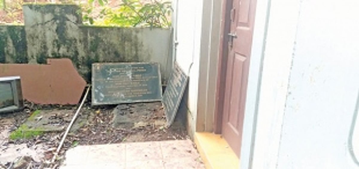 Name plaques of Kranti Maidan dumped near toilet blocks