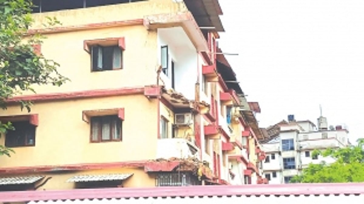 Narrow escape for Margao local as balcony parapet collapses in residential apartment