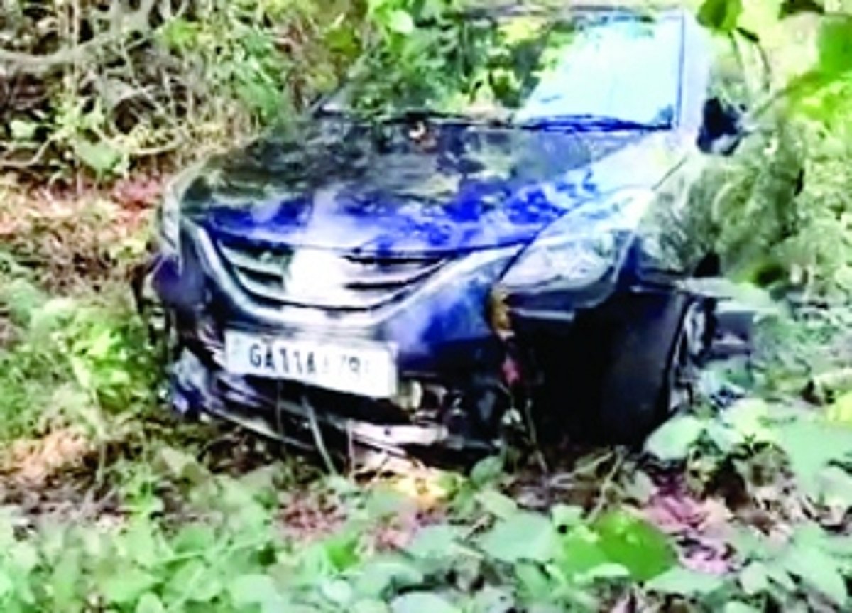 Narrow escape for driver as car veers off the road, lands in bushes on Mapusa-Siolim road