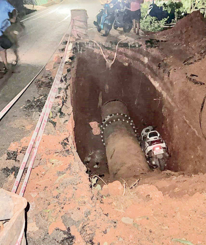 Narrow escape for rider after scooter falls into trench at Siolim 1 Narrow escape for rider after
scooter falls into trench at Siolim