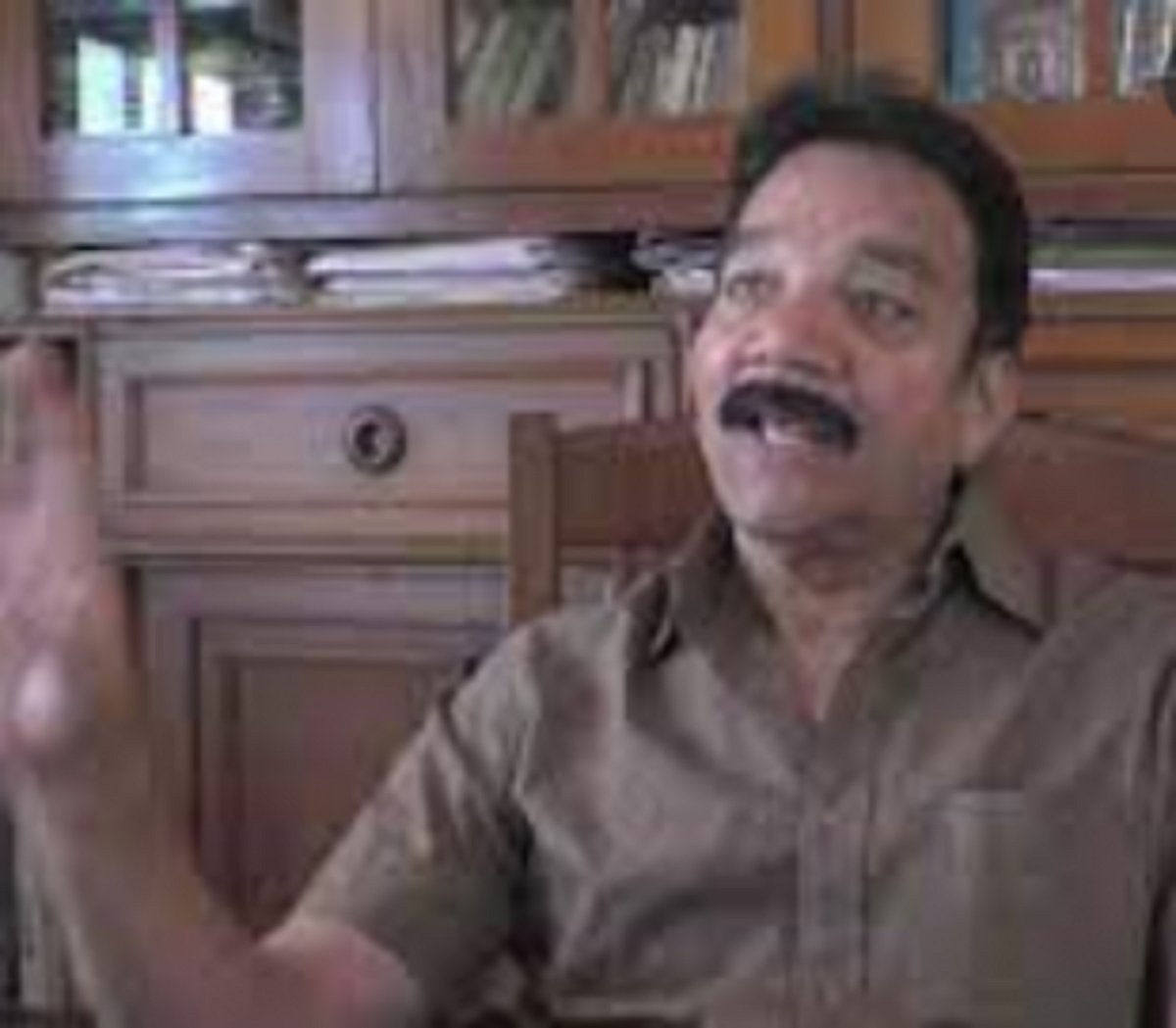 Narvekar keeps   options open   to join Cong