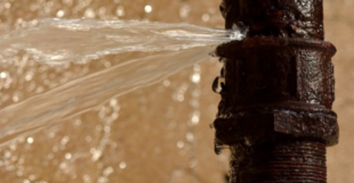 Navelim locals face hardship due to broken water pipeline