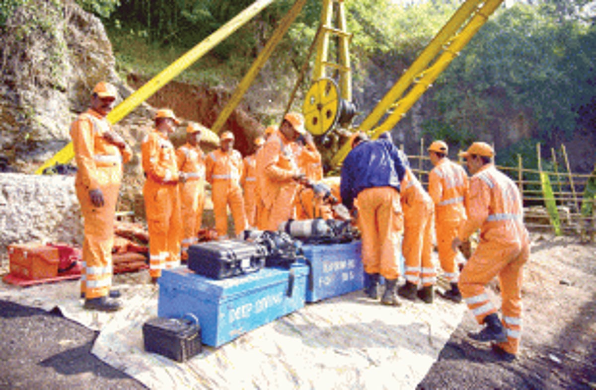 Navy divers get into rescue action at Meghalaya mine disaster site