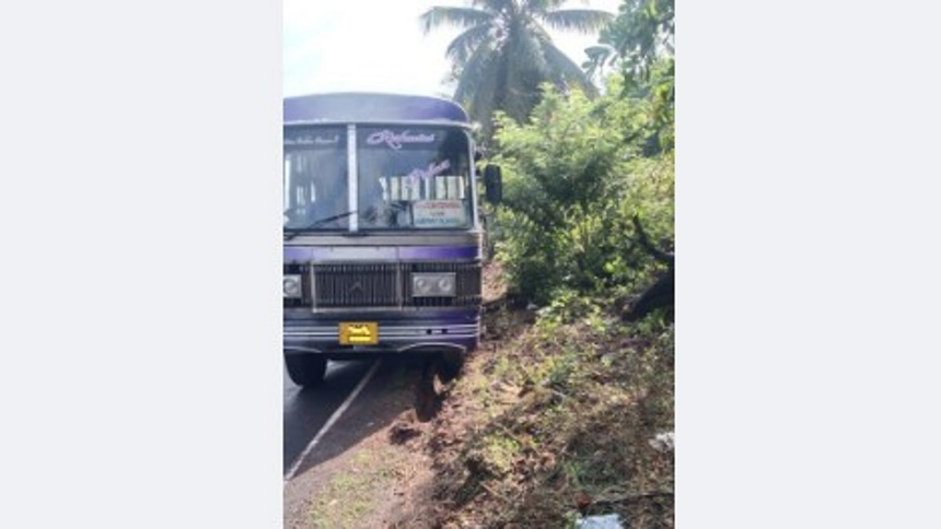 Near-Miss in Shivnagar: Private Bus Passengers Escape Tragedy as Truck Driver Flees Scene 1 Near-Miss in Shivnagar: Private Bus Passengers Escape Tragedy as Truck Driver Flees Scene