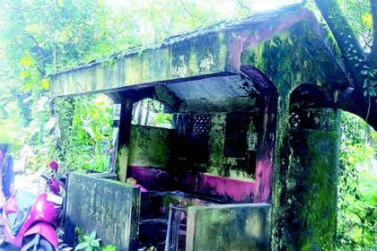 Neglected bus shed on verge of collapse; locals call for urgent repairs
