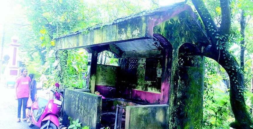 Neglected bus shed on verge of collapse; locals call for urgent repairs