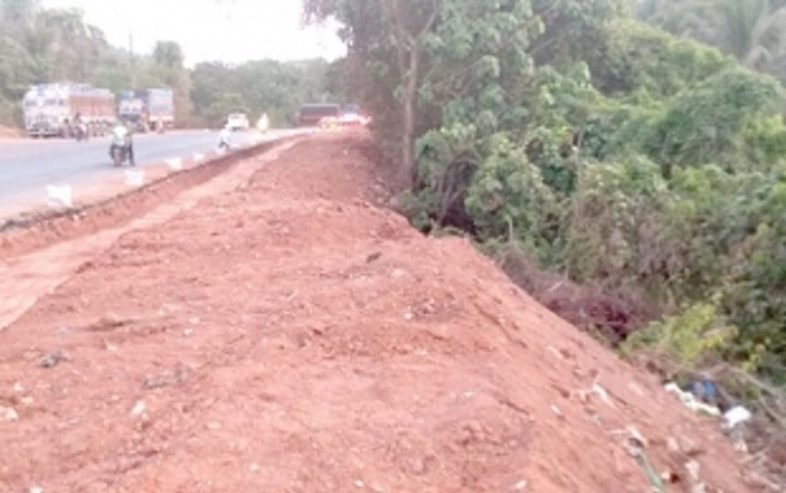 Negligent dumping of mud along Ponda nullah raises fears of monsoon flooding