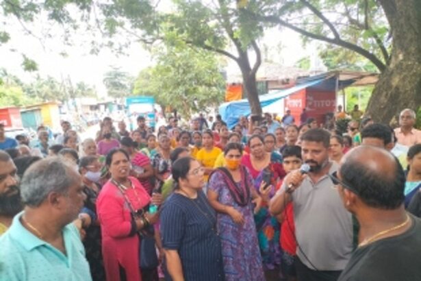 Nerul villagers block road; demand dismantling of mobile tower