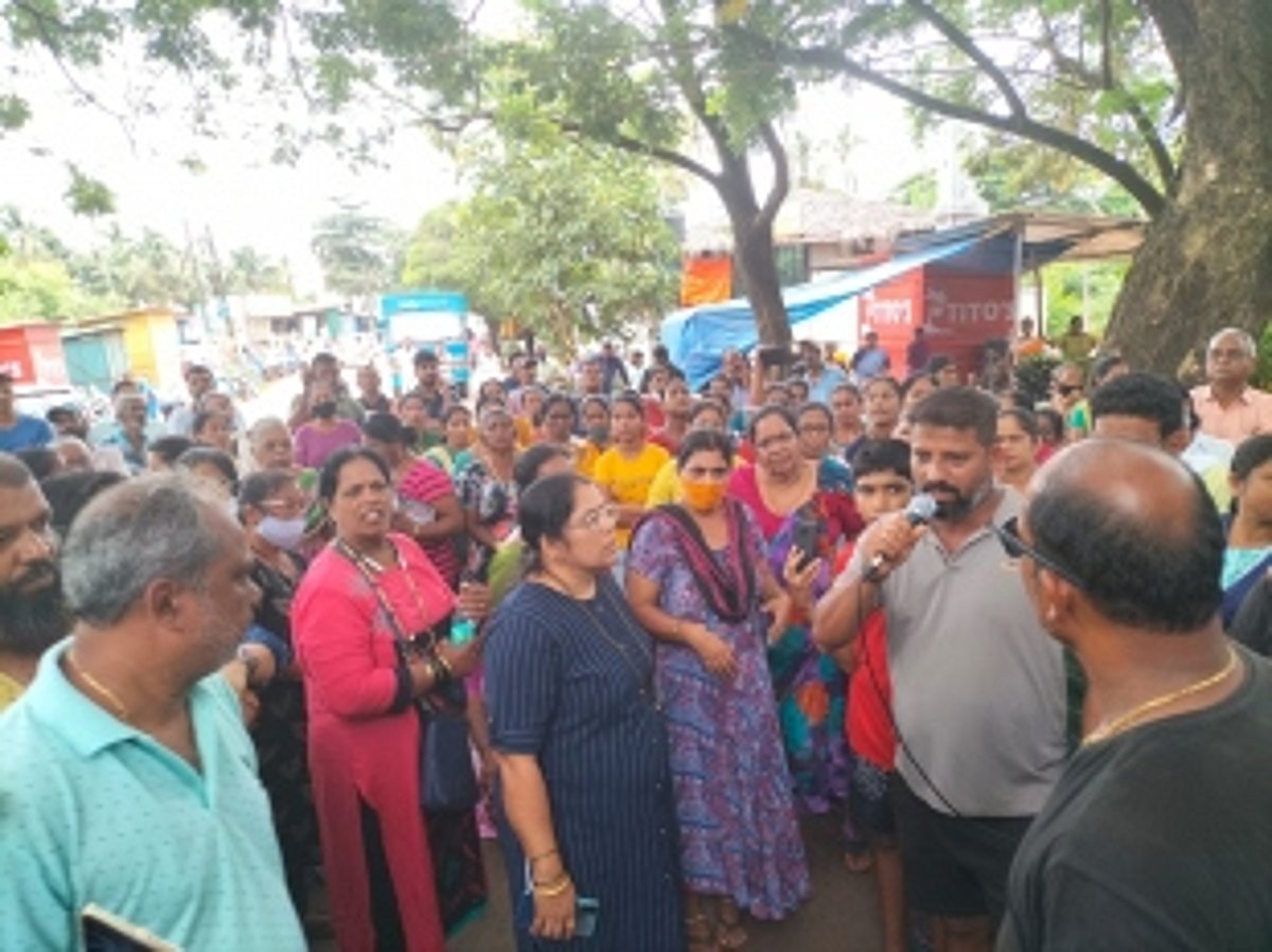 Nerul villagers block road; demand dismantling of mobile tower