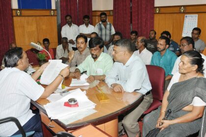 New market traders discussing with MMC Chief Officer the fines imposed on small time market vendors.