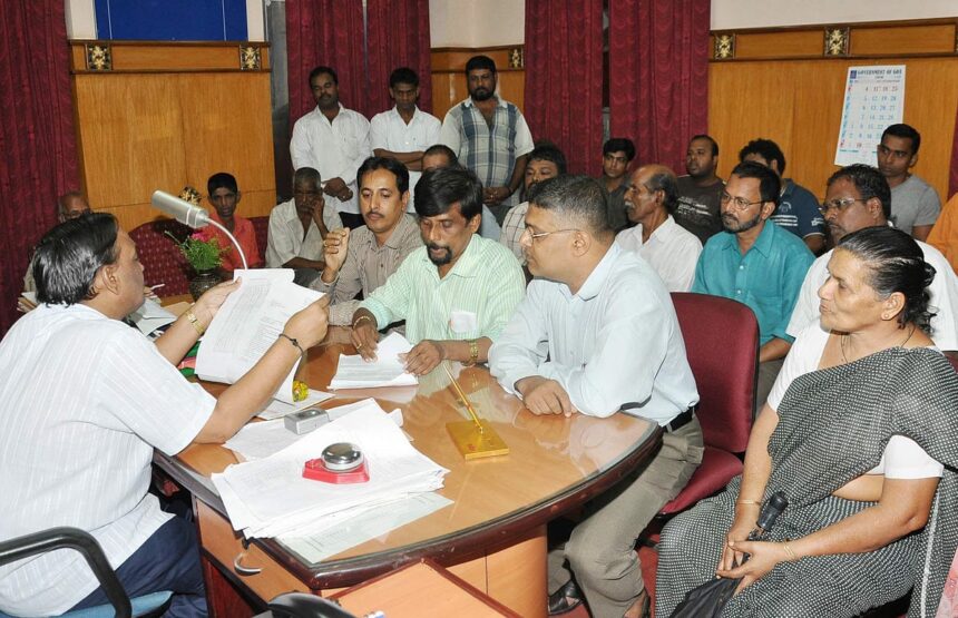 New market traders discussing with MMC Chief Officer the fines imposed on small time market vendors.