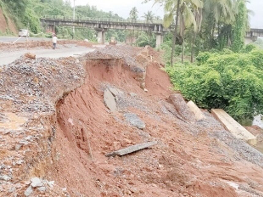 New road, retaining wall collapse at Porascadem 1 New road, retaining wall collapse at Porascadem