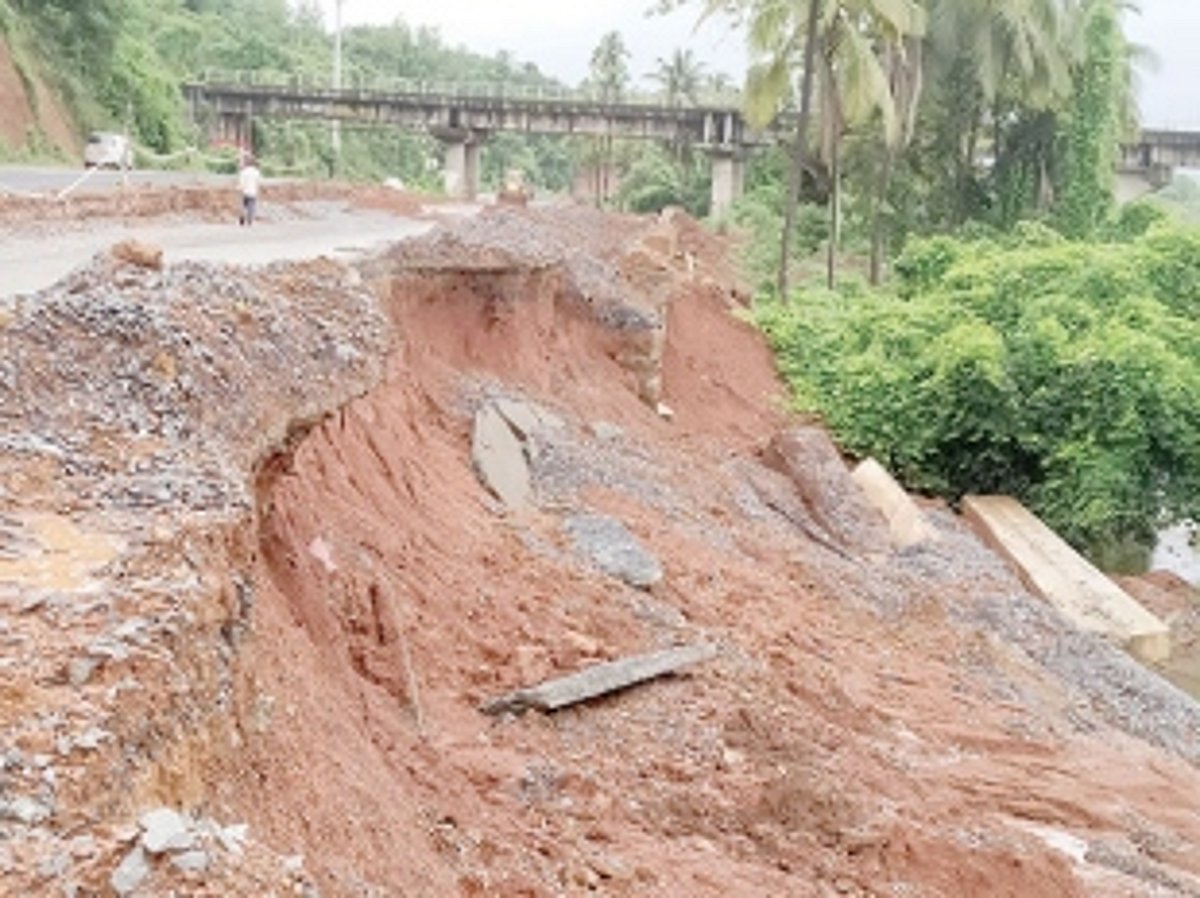 New road, retaining wall collapse at Porascadem