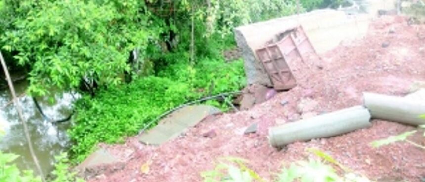 Newly constructed retaining wall collapses at Bethora junction