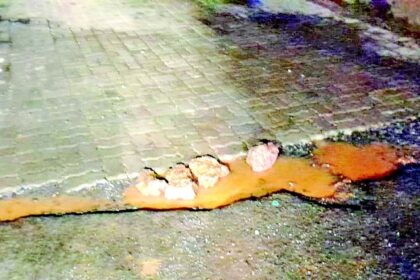 Newly repaired Cunchelim road
develops potholes again
